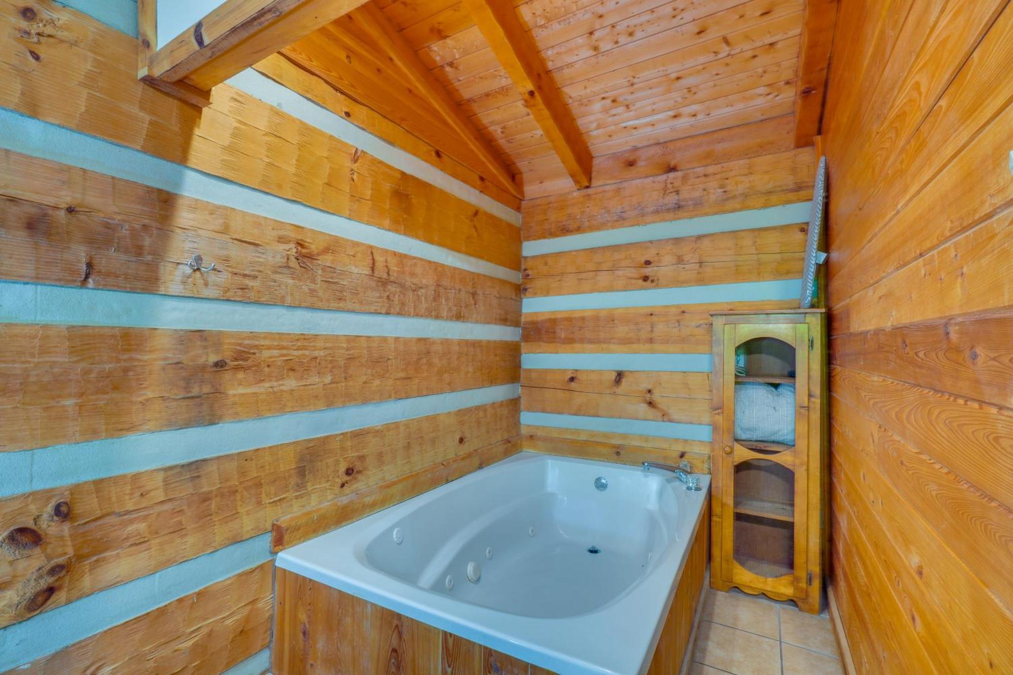 Gatlinburg Cabin With Hot Tub About 6 Mi To Downtown! المظهر الخارجي الصورة